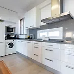 2 Bed 1 Bath Very Bright *