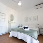 2 Bed 1 Bath Very Bright *