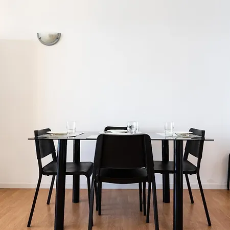 2 Bed 1 Bath Very Bright *