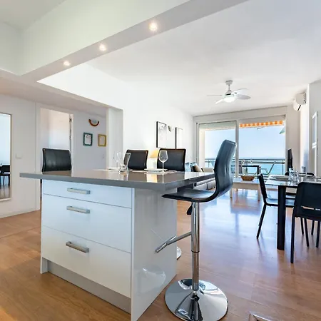 2 Bed 1 Bath Very Bright *